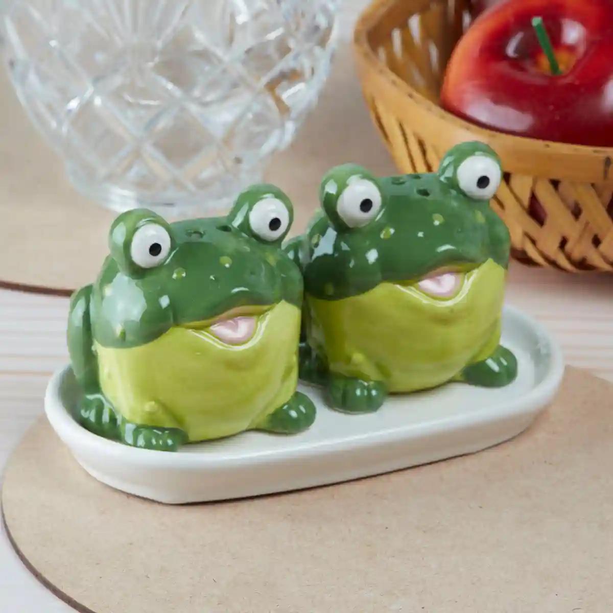 Kookee Ceramic Salt and Pepper Shakers Set with tray for Dining Table used as Namak Dhani, Shaker, Sprinkler, Spices Dispenser for Home, Kitchen and Restaurant, Frog Design, Green (8569)